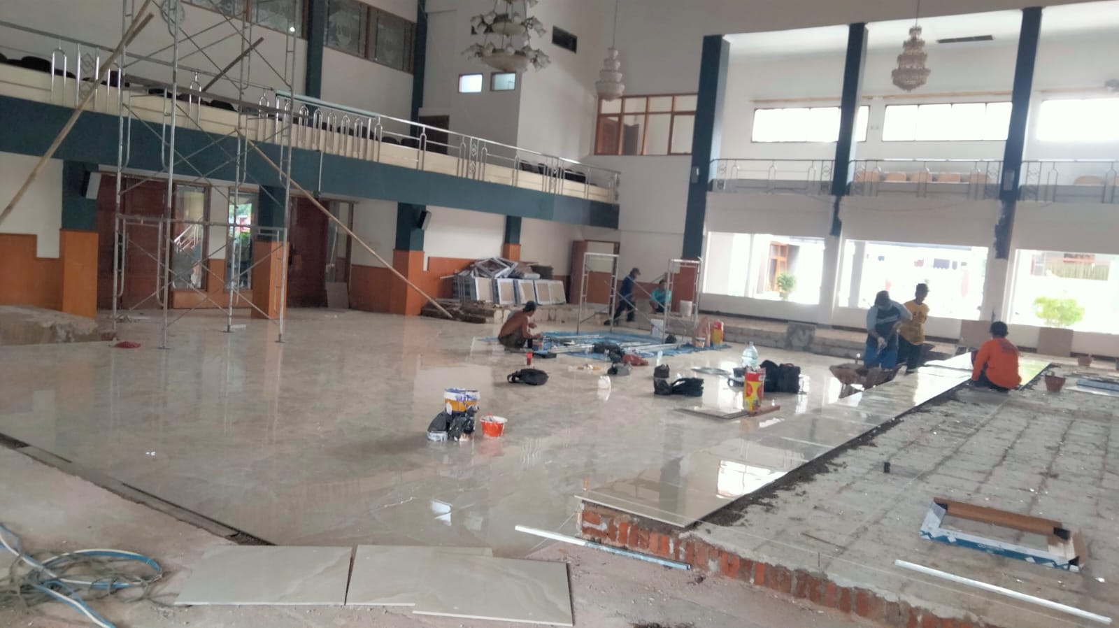 Pekerjaan rehabilitasi ruang sidang DPRD Kabupaten Kuningan yang menjadi sorotan terkait keselamatan kerja dan keterbukaan informasi proyek tahun 2026.