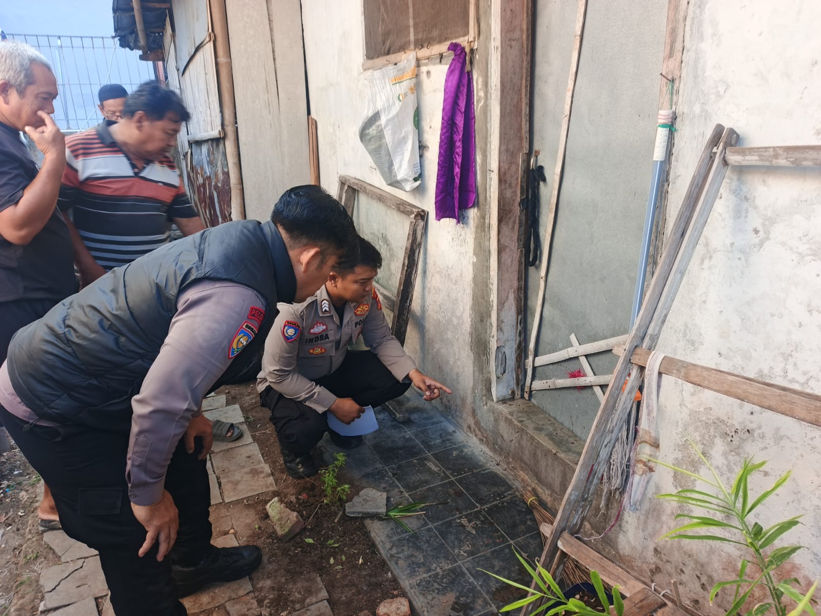 Petugas dan warga melakukan penanganan lokasi setelah seorang warga Wanasaraya ditemukan meninggal di dalam sumur.