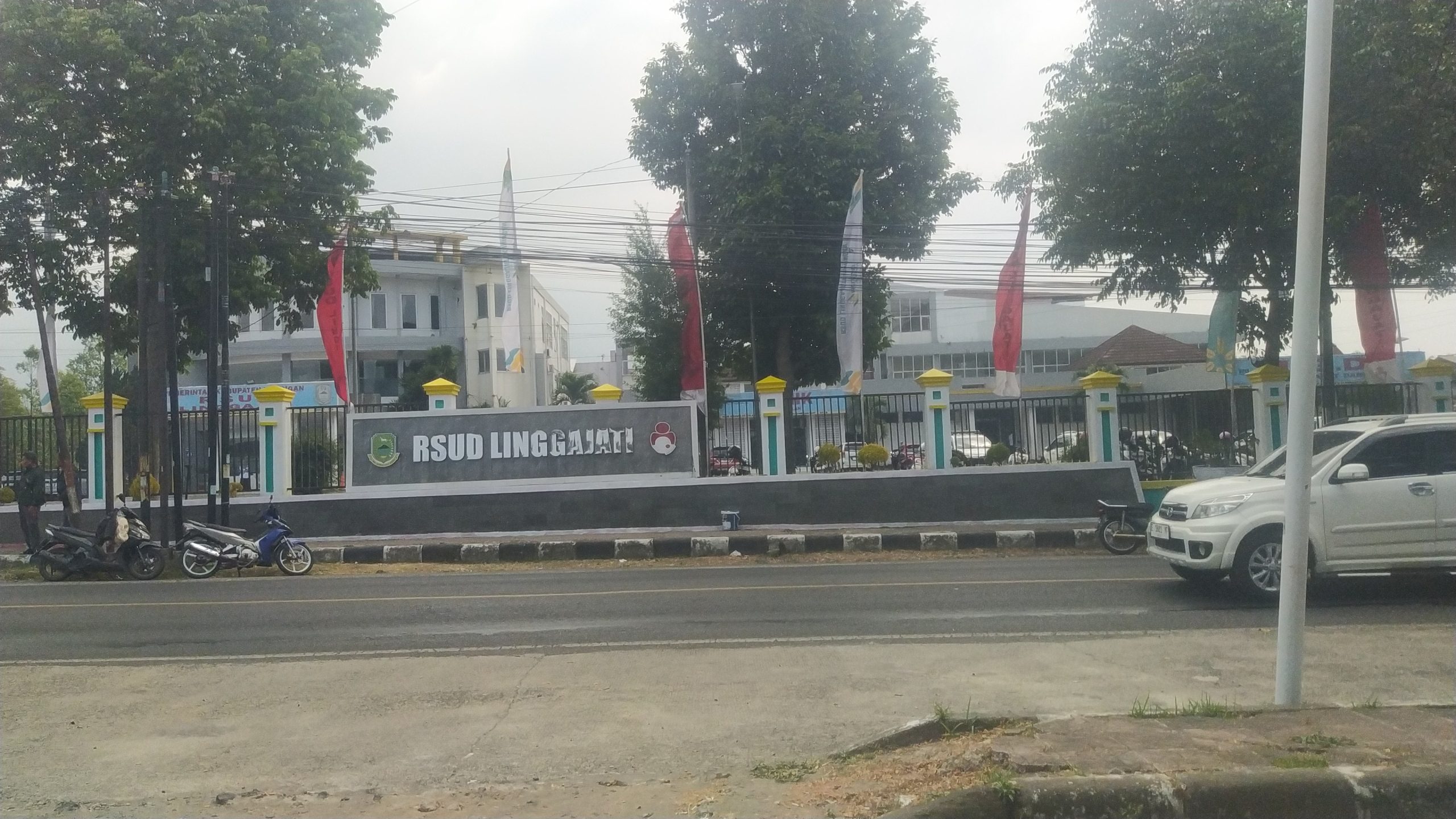 Direktur RSU Linggajati bersama tenaga kesehatan saat memberikan pelayanan kepada pasien di Kabupaten Kuningan.