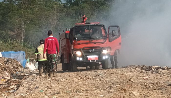 Kebakaran TPA Desa Ciniru Jalaksana Kuningan, Petugas Terus Lakukan Penanganan
