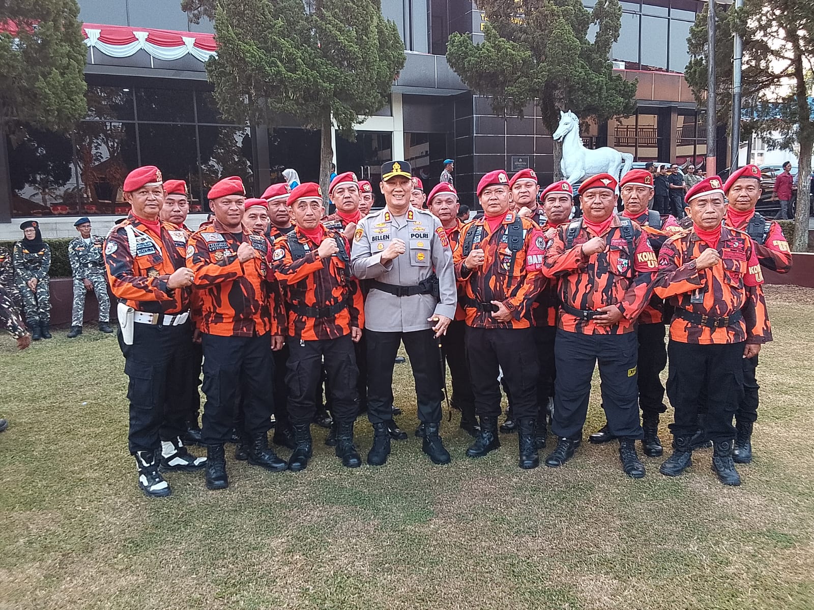 Kapolres Kuningan AKBP Bellen Anggara Pratama memimpin Apel Kebangsaan Jaga Jabar untuk Indonesia bersama TNI, ormas, KNPI, Pemuda Pancasila, dan komunitas ojol di Polres Kuningan.