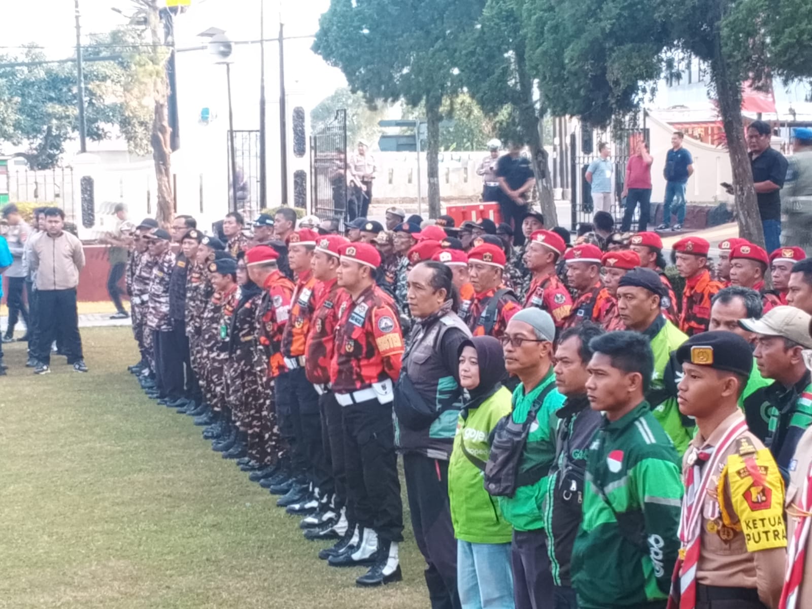 Keluarga Besar Pemuda Pancasila mengikuti Apel Kebangsaan Jaga Jabar bersama Polres Kuningan dan berbagai elemen masyarakat untuk memperkuat persatuan dan menjaga keamanan wilayah.