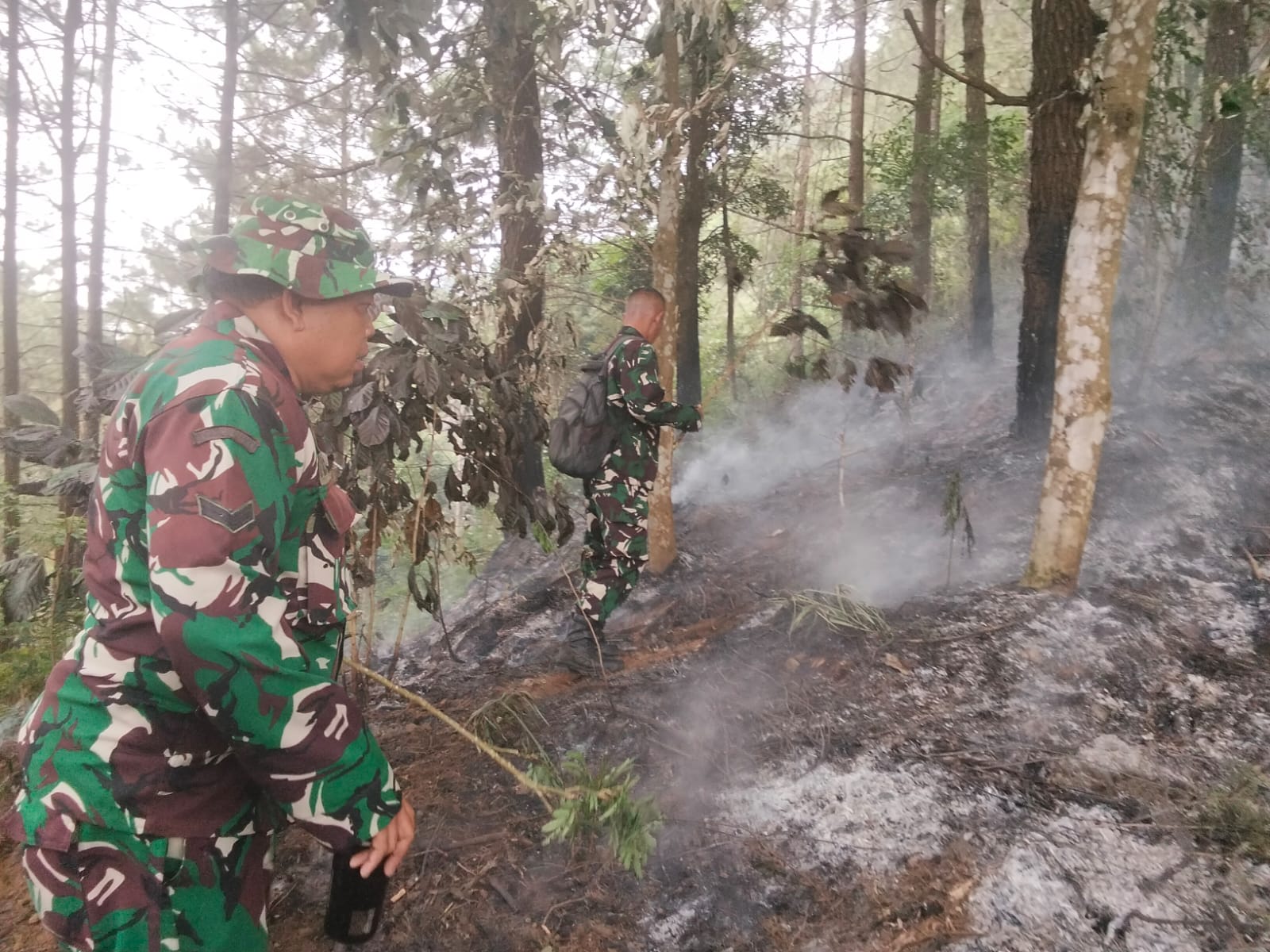 Petugas gabungan memadamkan kebakaran lahan TNGC di Blok Kiara Sayana Kuningan