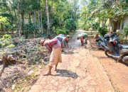 Babinsa dan Warga Cileuya Gotong Royong Bersihkan Jalan Gang, Perkuat Kemanunggalan TNI dengan Rakyat