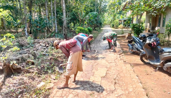 Babinsa dan Warga Cileuya Gotong Royong Bersihkan Jalan Gang, Perkuat Kemanunggalan TNI dengan Rakyat