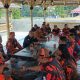 Keluarga besar Pemuda Pancasila PAC Pancalang makan bersama usai upacara HUT ke-81 RI