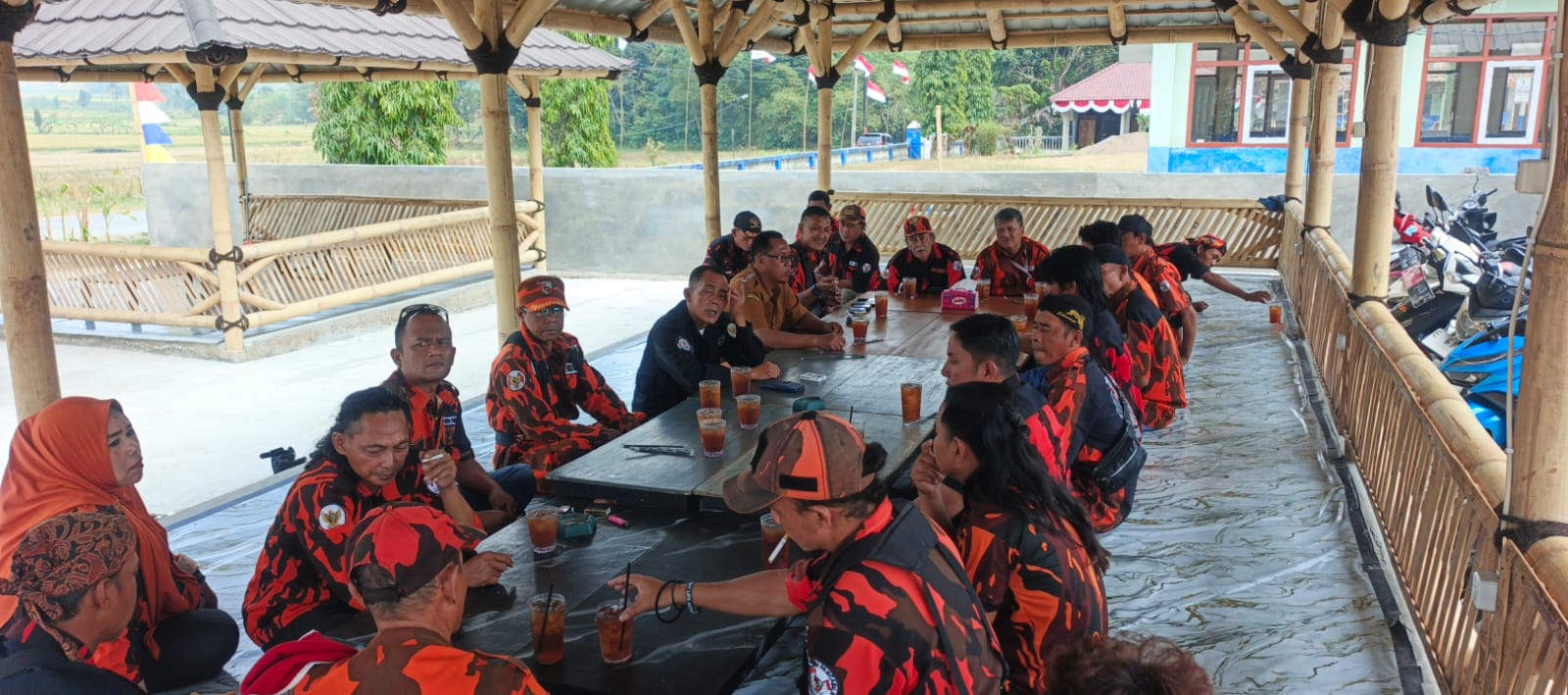 Keluarga besar Pemuda Pancasila PAC Pancalang makan bersama usai upacara HUT ke-81 RI