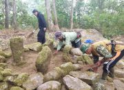 Pemdes Sadamantra Kuningan Gelar Bersih-Bersih Makam Eyang Jatikersa