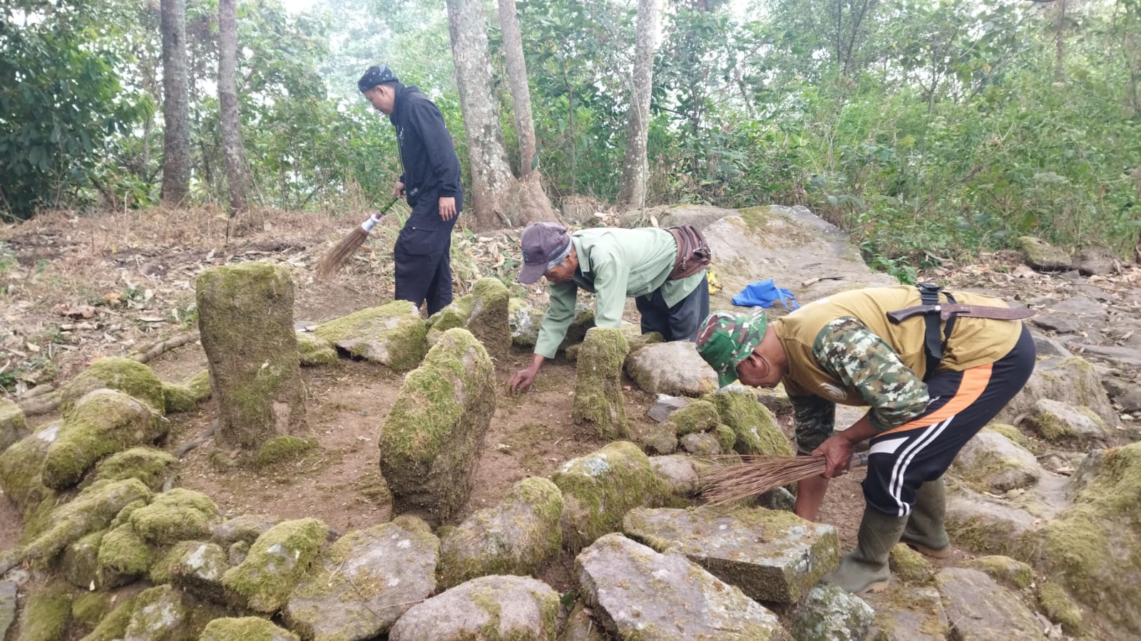 Warga dan Pemerintah Desa Sadamantra melakukan kerja bakti membersihkan makam Eyang Jatikersa atau Buyut Salikur di Blok Jatikersa Kecamatan Jalaksana Kabupaten Kuningan.