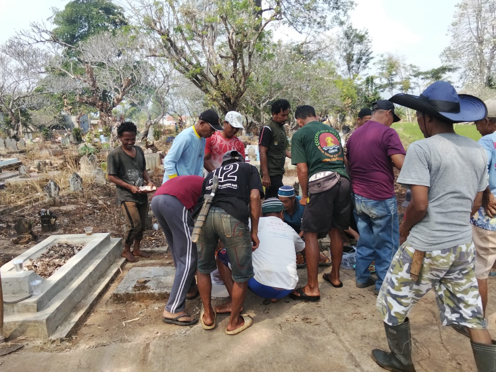 YPMK bersih-bersih Makam Gede Opyak di Desa Ciporang Kuningan