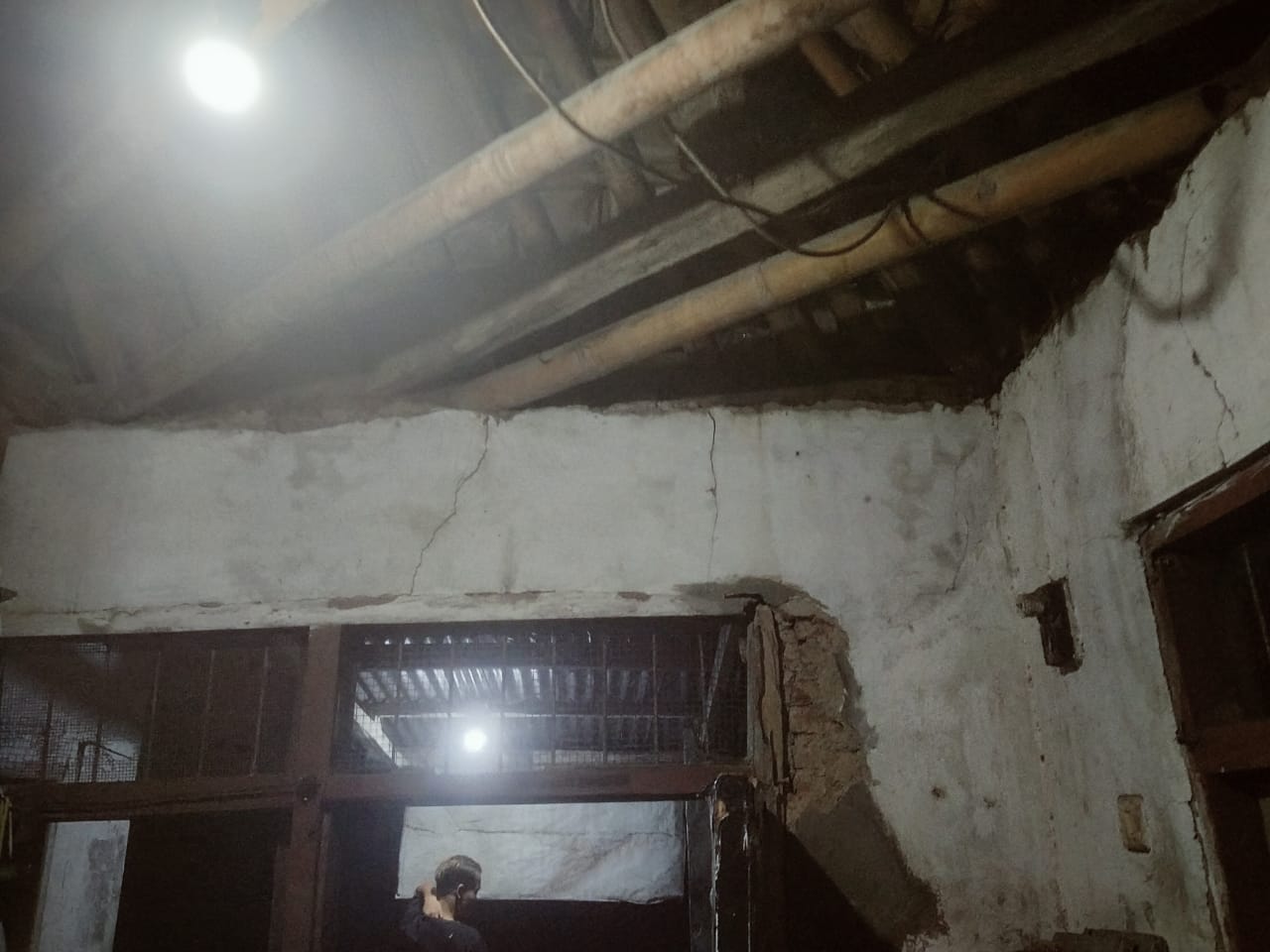 Kondisi rumah Rutilahu almarhumah Ariningsih di Desa Cirukeum yang ambruk