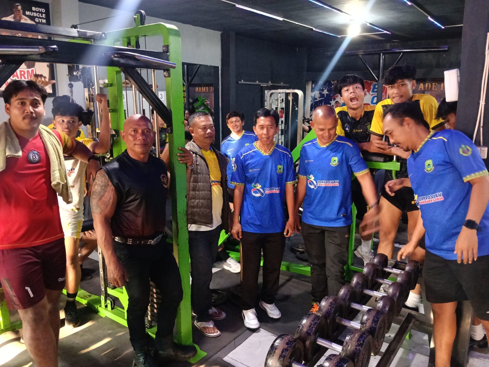 Pemain tim sepak bola Kuningan menjalani latihan fisik intensif di Boyo Muscle Builder sebagai persiapan menghadapi Porprov Jawa Barat 2026.