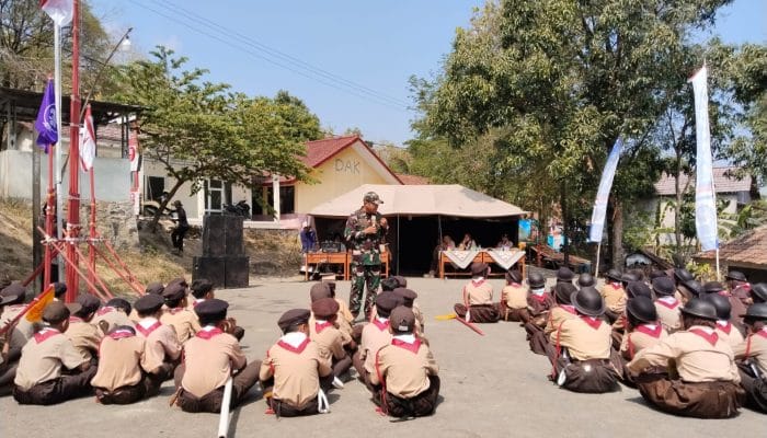Tanamkan Cinta Tanah Air Sejak Dini, Danramil Ciawigebang Bekali Siswa Wawasan Kebangsaan dan Bela Negara