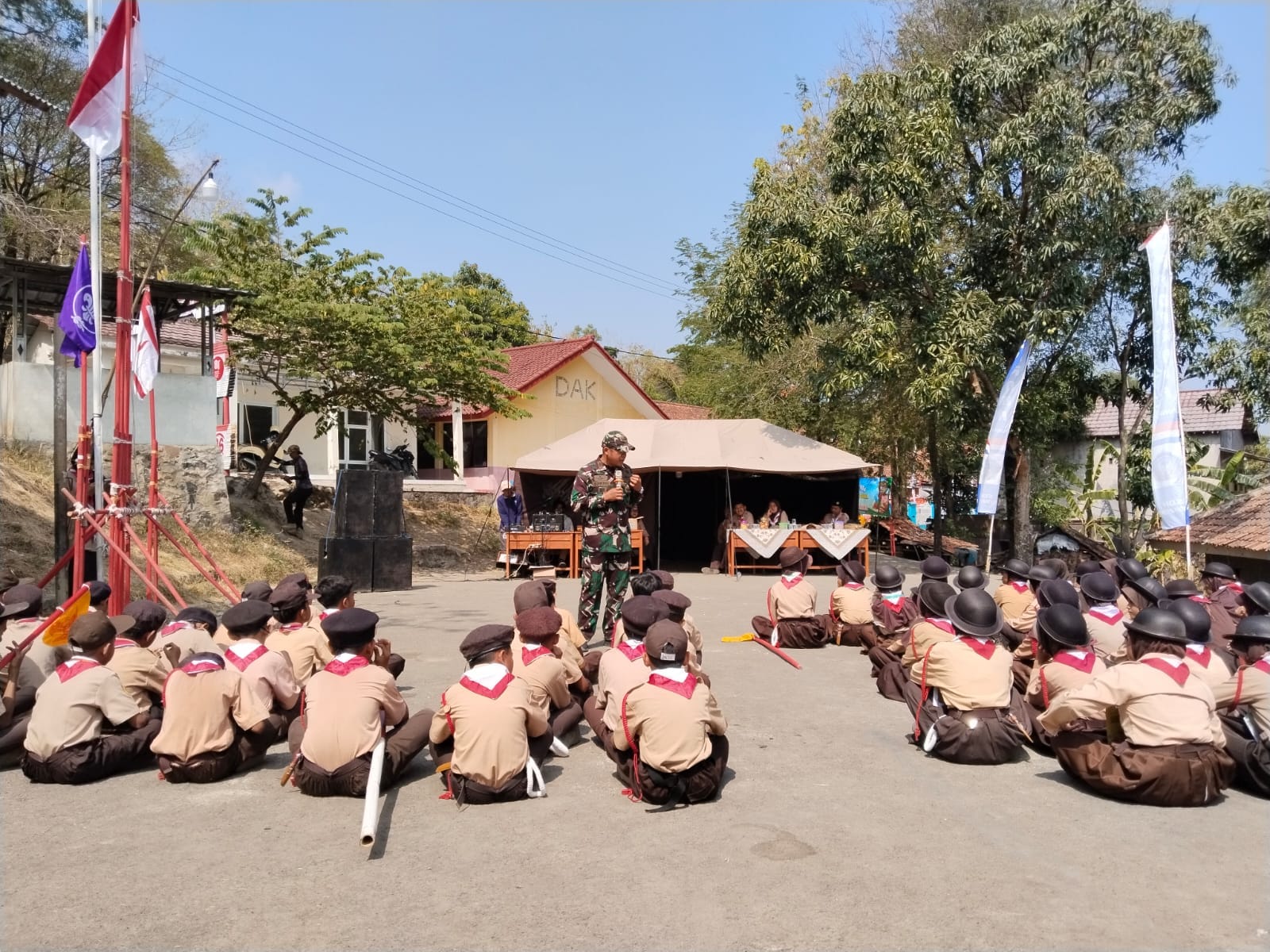 Kapten Inf Suherdi memberikan materi wawasan kebangsaan dan bela negara kepada siswa SDN Padarama Kecamatan Ciawigebang Kabupaten Kuningan.