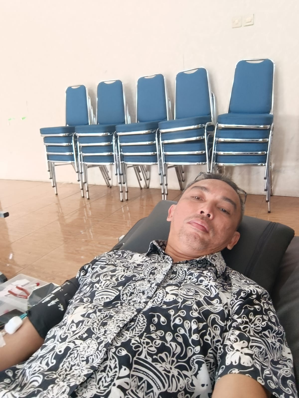 Sekdes Cilimus Ferdiansyah mengikuti kegiatan donor darah rutin sebagai bentuk kepedulian sosial dan kemanusiaan di Kabupaten Kuningan.