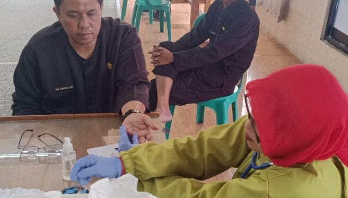 Sekretaris Kecamatan Cilimus Ikut Donor Darah, Wujudkan Kepedulian Sosial dan Semangat Kemanusiaan