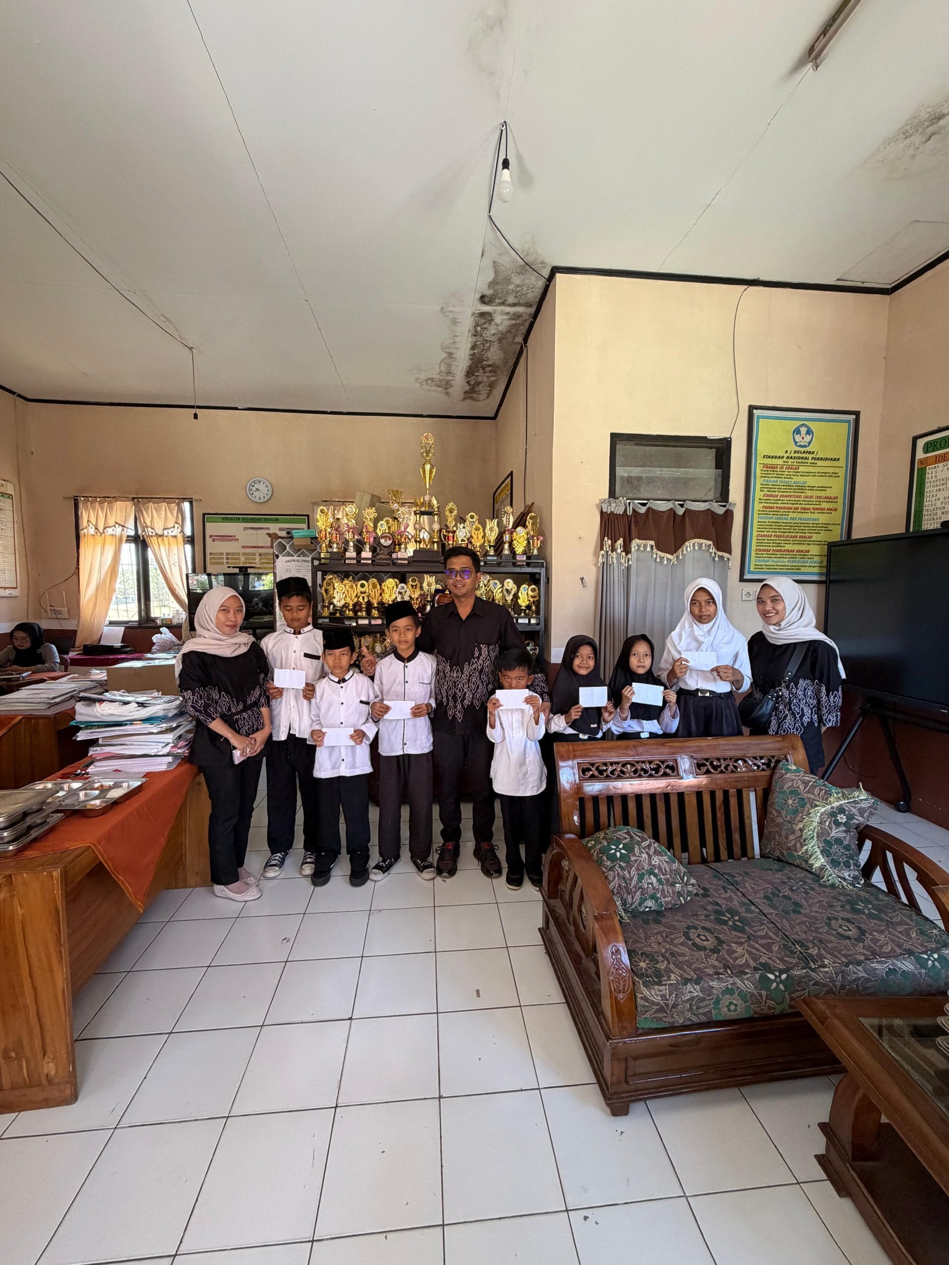 SPPG Dapur Sehat Bandorasawetan 1 memberikan santunan kepada anak yatim piatu di Kabupaten Kuningan sebagai bentuk kepedulian sosial