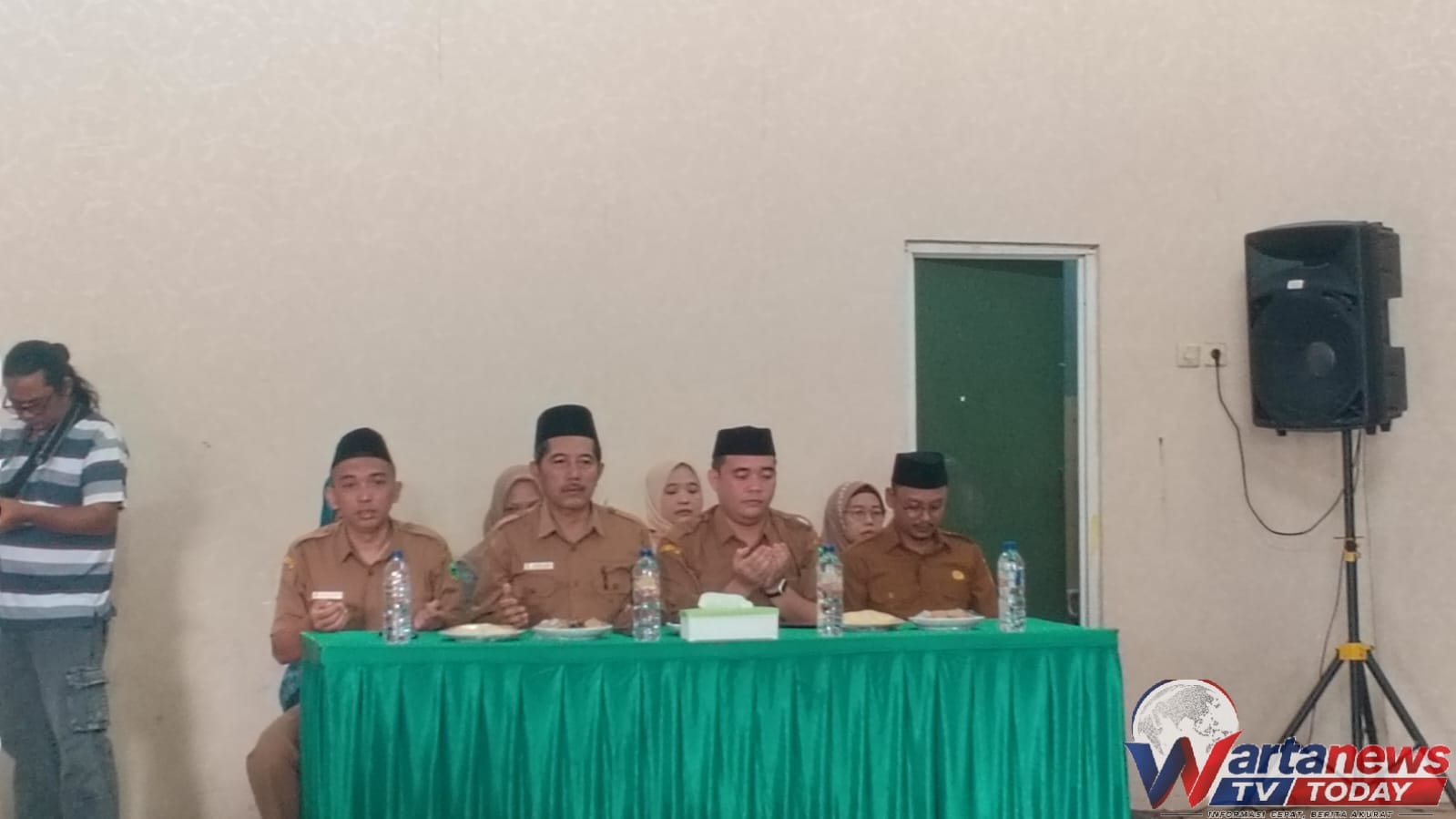 Kepala Desa Cilimus H Mulyadin melantik perangkat desa baru di Desa Cilimus Kecamatan Cilimus Kabupaten Kuningan