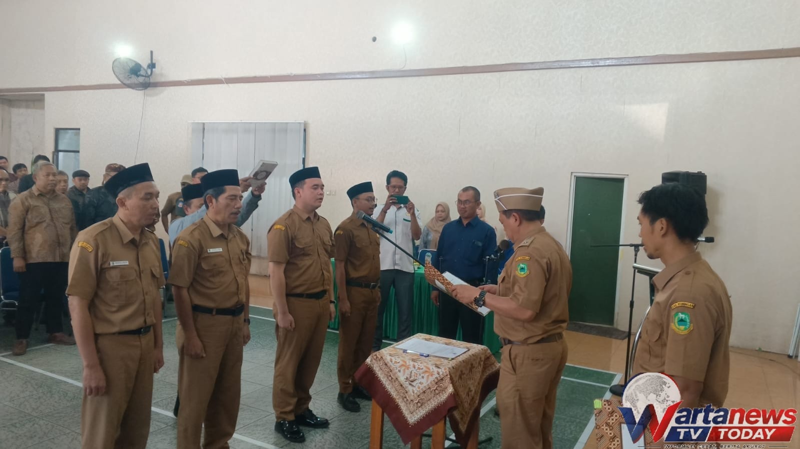 Pelantikan dan pengambilan sumpah perangkat Desa Cilimus oleh Kepala Desa H Mulyadin di Kabupaten Kuningan