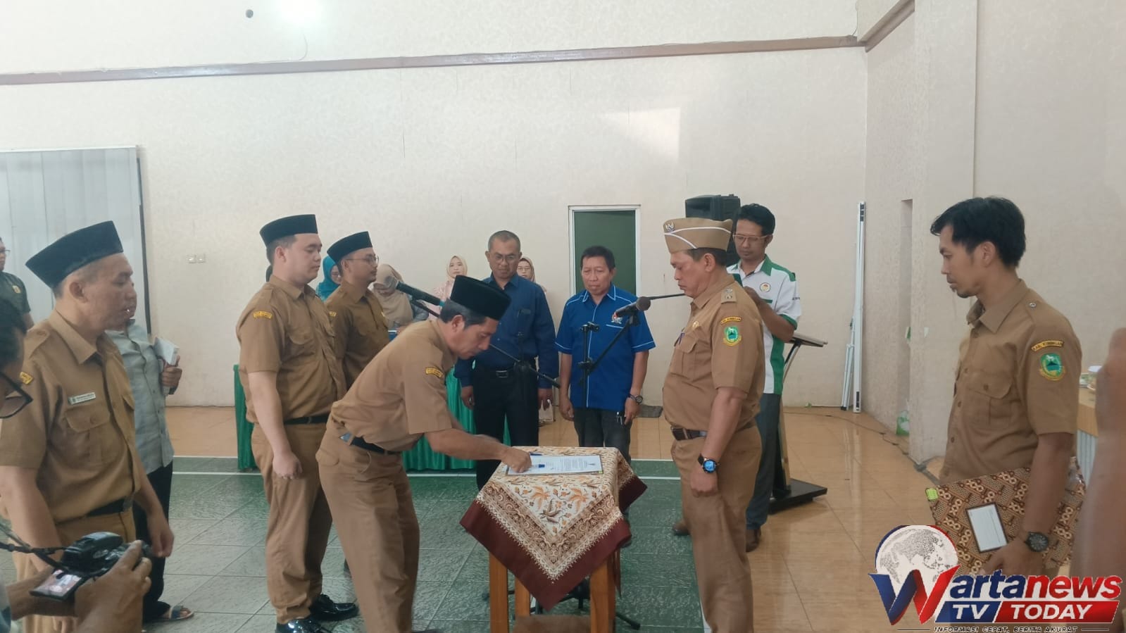 Kepala Desa Cilimus H Mulyadin memimpin pelantikan dan pengambilan sumpah empat perangkat desa di Aula Desa Cilimus