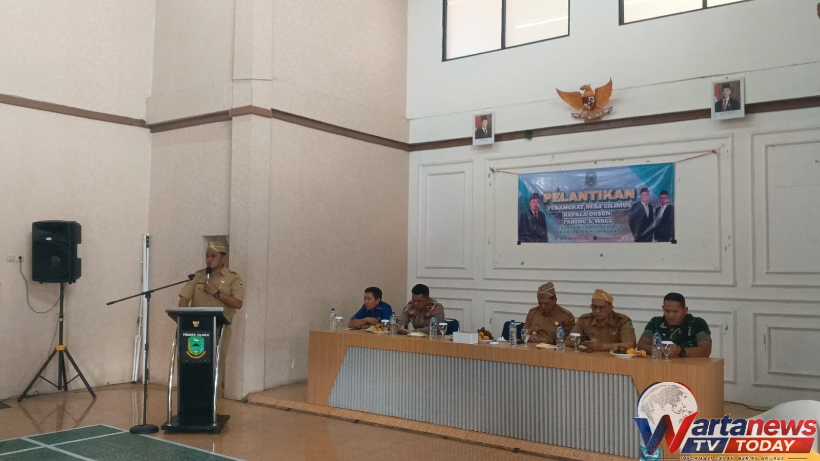 Camat Cilimus memberikan ucapan selamat kepada empat perangkat Desa Cilimus yang baru dilantik