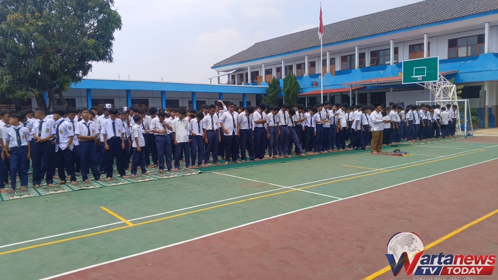 756 murid SMPN 1 Mandirancan melaksanakan salat Zuhur berjamaah