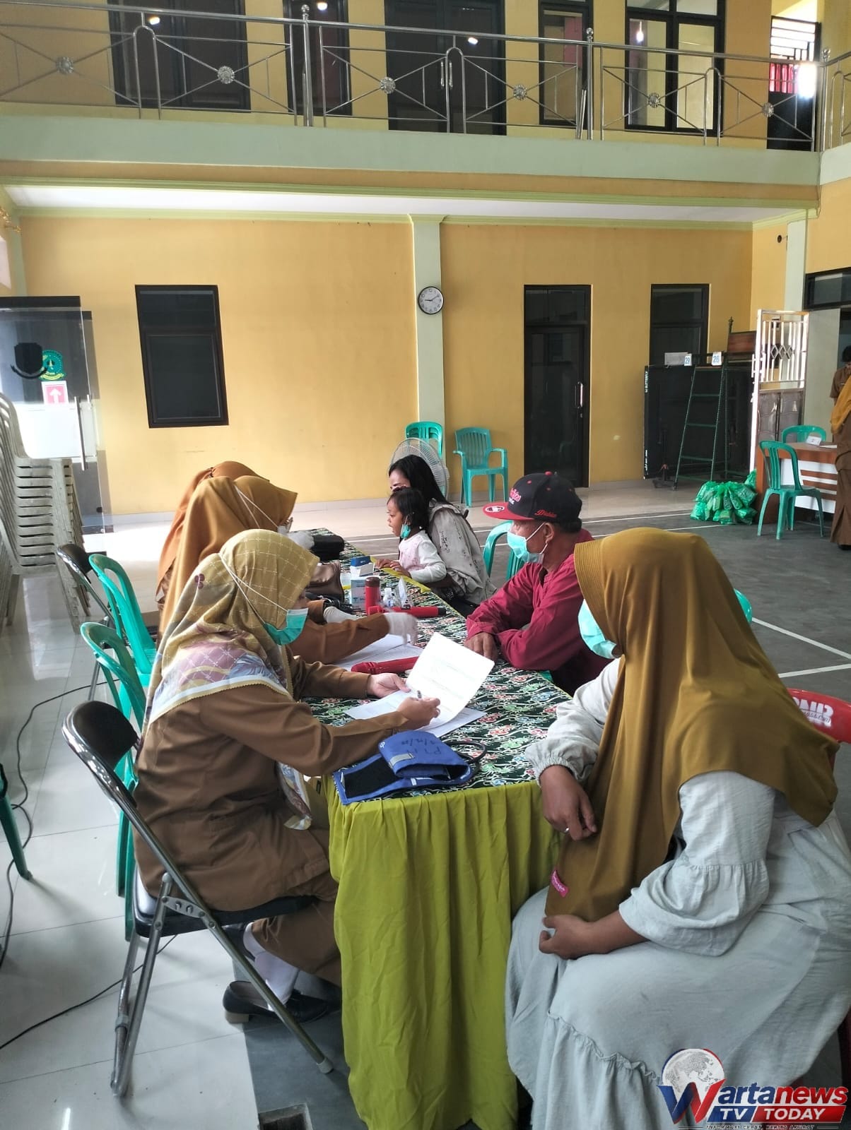 Kader TB Jalaksana mengajak warga melakukan rontgen dada dan cek kesehatan