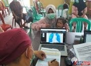 Petugas kesehatan melakukan pemeriksaan rontgen dada dan cek kesehatan gratis bagi warga Kecamatan Jalaksana di Desa Sadamantra Kabupaten Kuningan.