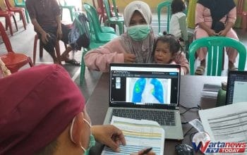 Petugas kesehatan melakukan pemeriksaan rontgen dada dan cek kesehatan gratis bagi warga Kecamatan Jalaksana di Desa Sadamantra Kabupaten Kuningan.