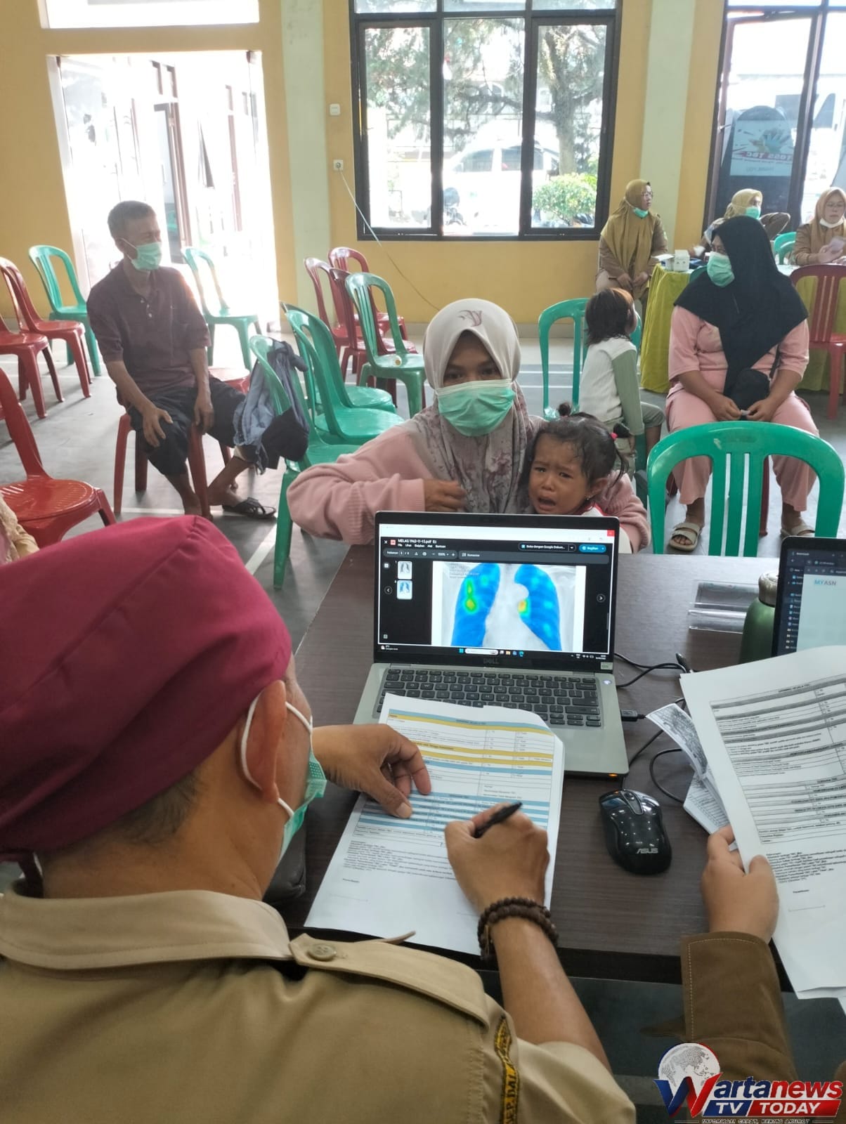 Petugas kesehatan melakukan pemeriksaan rontgen dada dan cek kesehatan gratis bagi warga Kecamatan Jalaksana di Desa Sadamantra Kabupaten Kuningan.