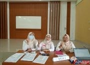 Tiga Srikandi Kader TB Kecamatan Jalaksana mengajak warga mengikuti rontgen dada dan cek kesehatan gratis di Desa Sadamantra Kabupaten Kuningan.