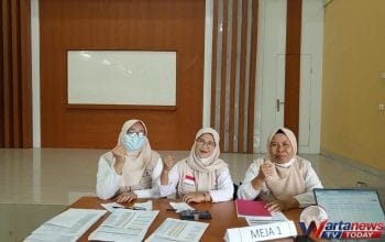 Tiga Srikandi Kader TB Kecamatan Jalaksana mengajak warga mengikuti rontgen dada dan cek kesehatan gratis di Desa Sadamantra Kabupaten Kuningan.