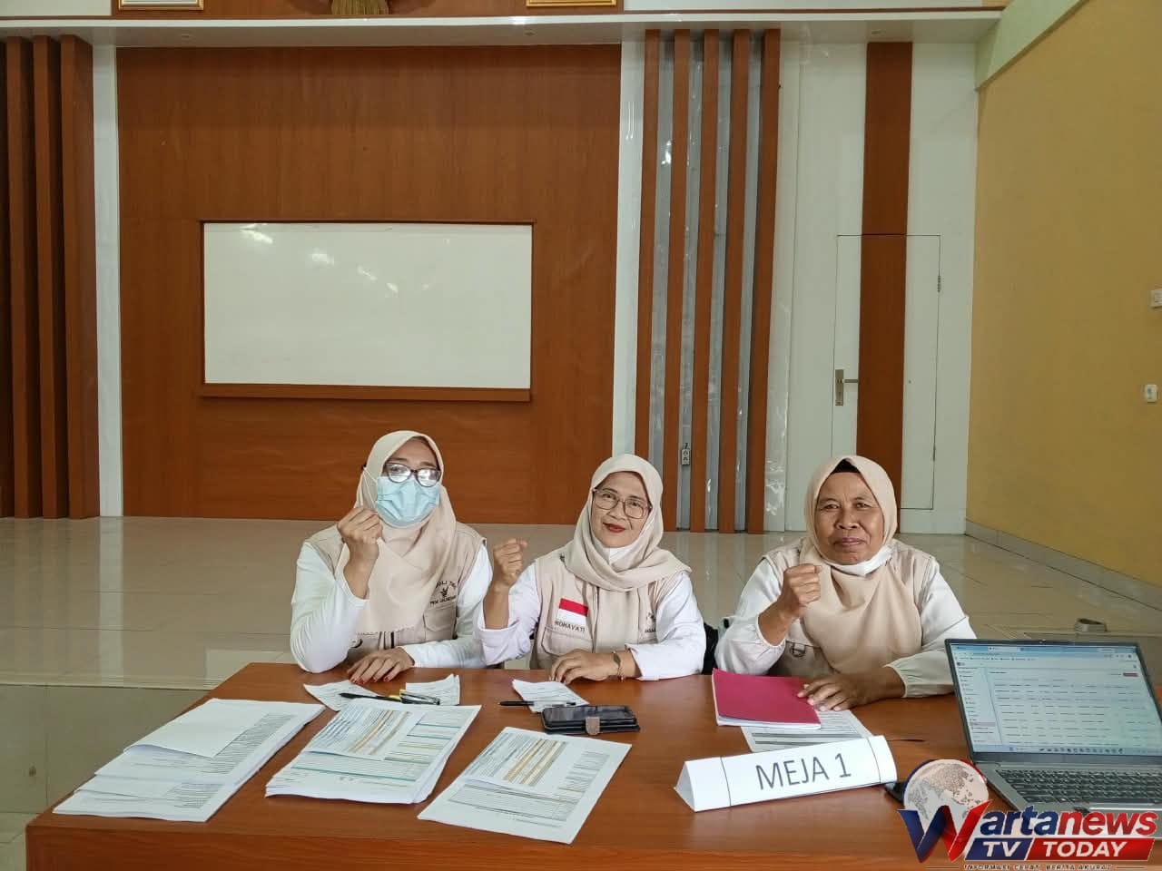 Tiga Srikandi Kader TB Kecamatan Jalaksana mengajak warga mengikuti rontgen dada dan cek kesehatan gratis di Desa Sadamantra Kabupaten Kuningan.