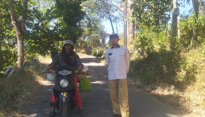 Jelang HUT RI ke-81, Pemdes Sayana Gotong Royong Bersihkan Jalan