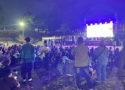 Ribuan Bobotoh memadati Open Space Gallery Linggarjati, Kabupaten Kuningan, saat nonton bareng pertandingan Persib Bandung melawan Persebaya pada ajang Piala Presiden.