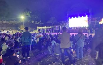 Ribuan Bobotoh memadati Open Space Gallery Linggarjati, Kabupaten Kuningan, saat nonton bareng pertandingan Persib Bandung melawan Persebaya pada ajang Piala Presiden.
