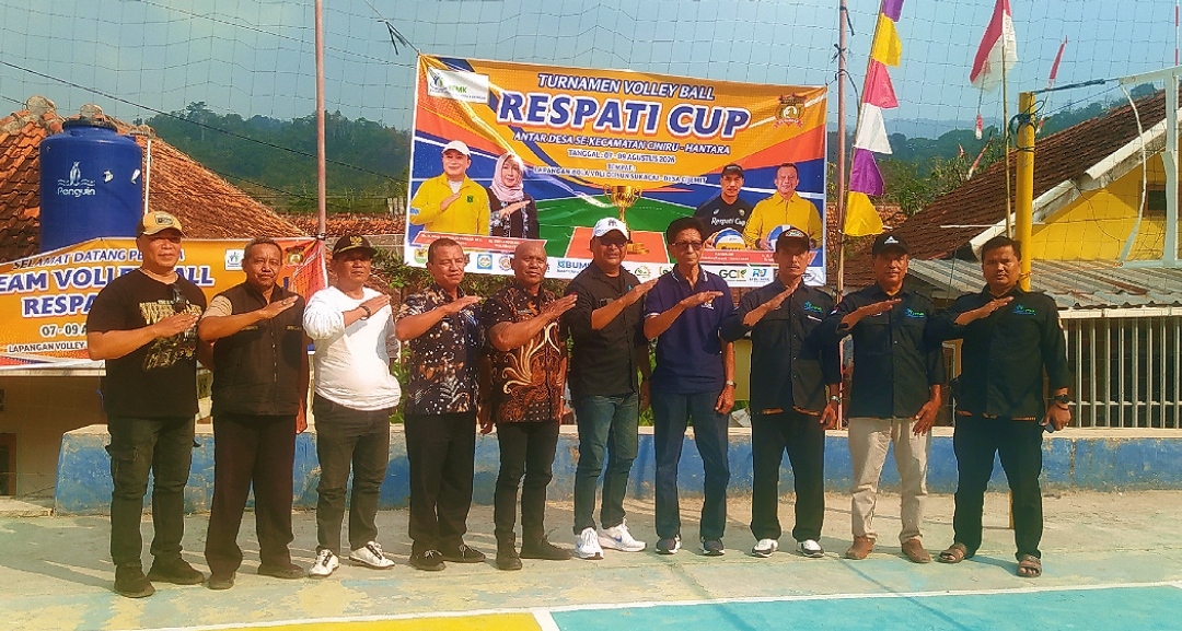 Pembukaan Turnamen Bola Voli Respati Cup 2026 di Dusun Sukacai Desa Cijemit Kecamatan Ciniru Kabupaten Kuningan yang diikuti 14 tim dari Ciniru dan Hantara.
