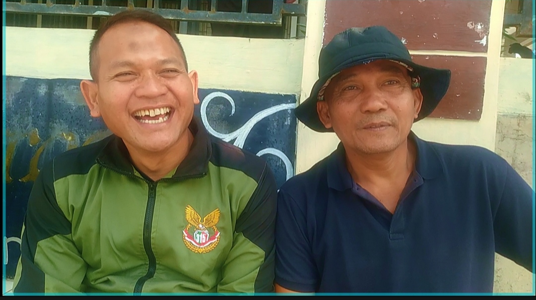 Pertandingan bola voli putri antara tim PESIT dan Bhayangkari pada Bhabinkamtibmas Cup I Tahun 2026 di Kelurahan Cigintung Kabupaten Kuningan dalam rangka HUT RI ke-81.