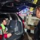 Petugas Polres Kuningan mengamankan seorang pria yang diduga berkaitan dengan kasus meninggalnya Rusti di Desa Wanasaraya.