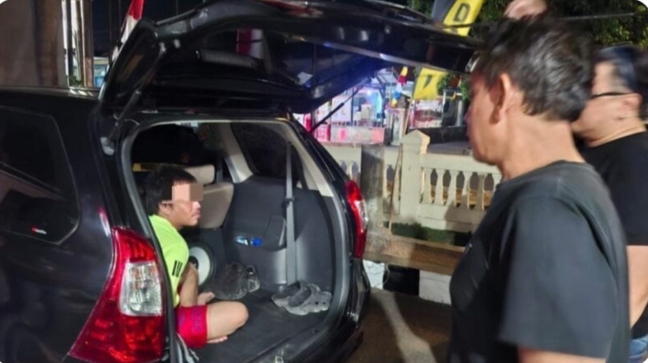Petugas Polres Kuningan mengamankan seorang pria yang diduga berkaitan dengan kasus meninggalnya Rusti di Desa Wanasaraya.