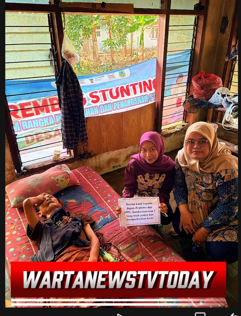 Penyerahan bantuan sembako oleh SPPG Dapur Sehat Bandorasawetan 1 kepada warga Desa Bandorasa Kulon Kecamatan Cilimus Kabupaten Kuningan.