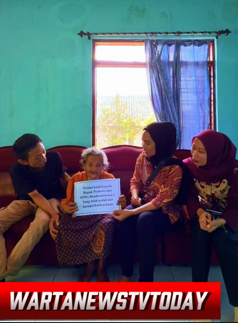 SPPG Dapur Sehat Bandorasawetan 1 menyalurkan bantuan sembako kepada warga Desa Bandorasa Kulon Kecamatan Cilimus Kabupaten Kuningan.