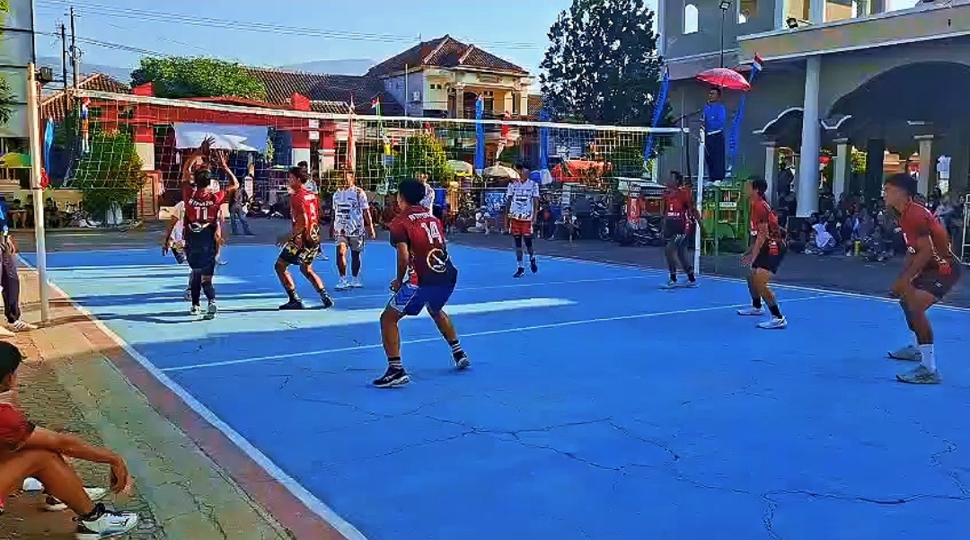 Suasana Turnamen Bola Voli Semi Open HUT ke-21 Astri Putri di Lapangan Kuda Kramat Desa Sukaharja Kecamatan Cibingbin Kabupaten Kuningan.