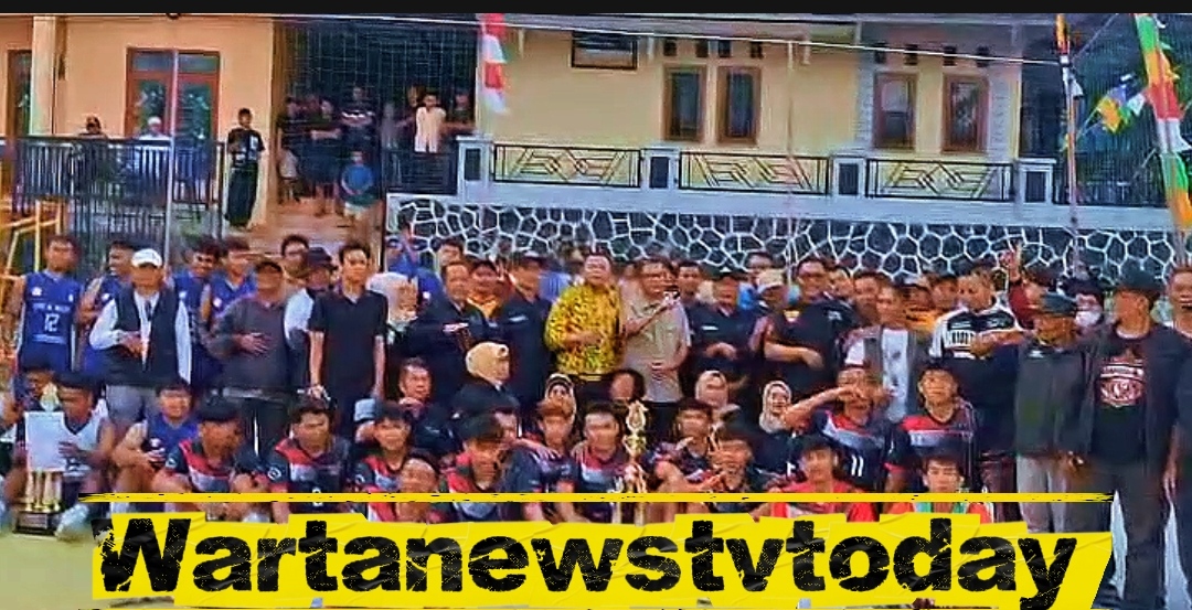 Tim Desa Cipedes menerima trofi juara Respati Cup 1 usai menjuarai turnamen bola voli di Dusun Sukacai Desa Cijemit Kecamatan Ciniru Kabupaten Kuningan.