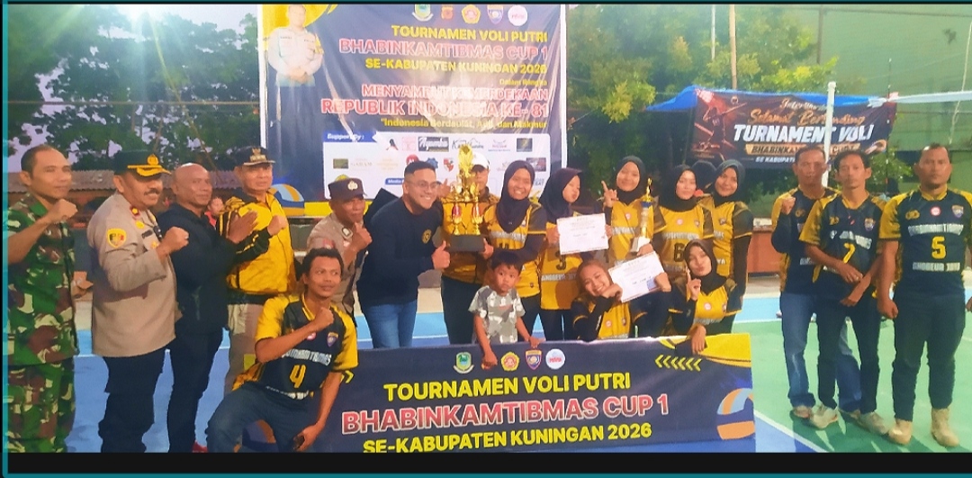 Tim tuan rumah Kelurahan Cigintung merayakan kemenangan usai menjadi juara Bhabinkamtibmas Cup 1 Bola Voli Putri se-Kabupaten Kuningan Tahun 2026.
