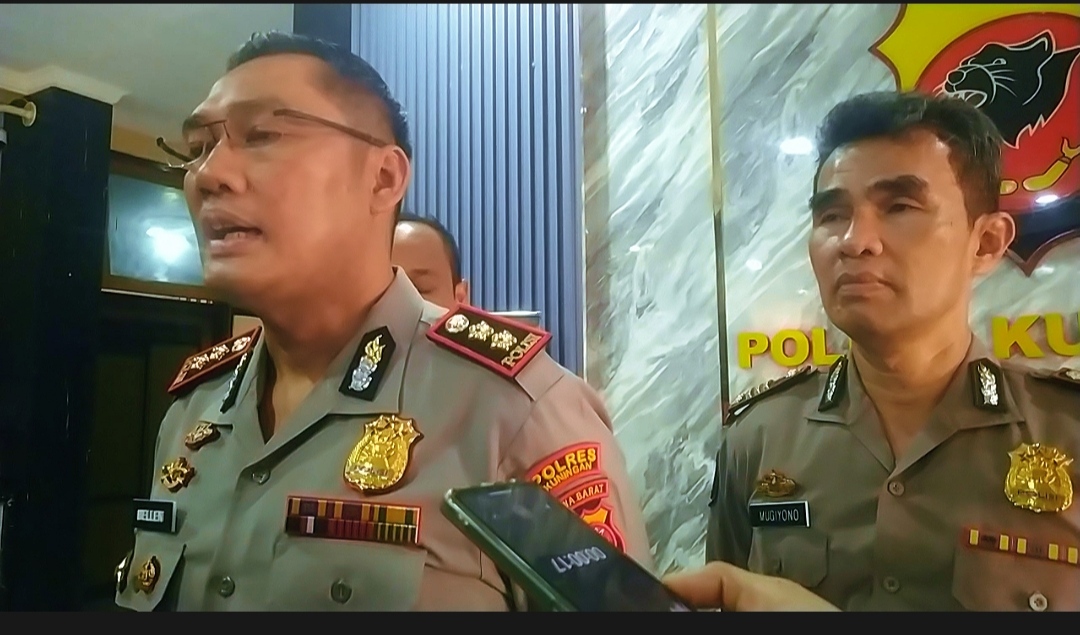 Petugas kepolisian Polres Kuningan memberikan keterangan terkait kasus dugaan pembunuhan ibu kandung di Desa Wanasaraya, Kecamatan Kalimanggis.