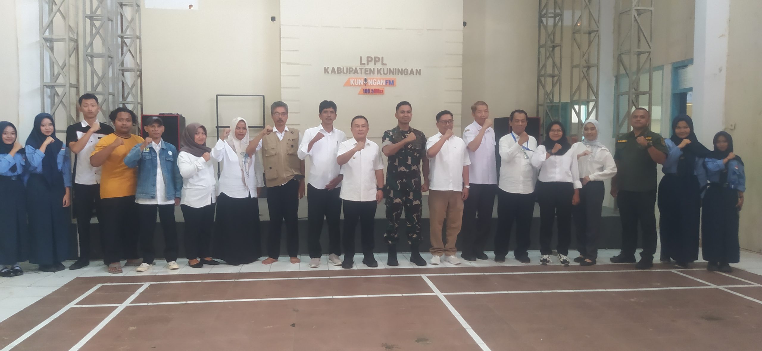 Dandim 0615 Kuningan dan Bupati Kuningan mengikuti podcast di LPPL Kabupaten Kuningan