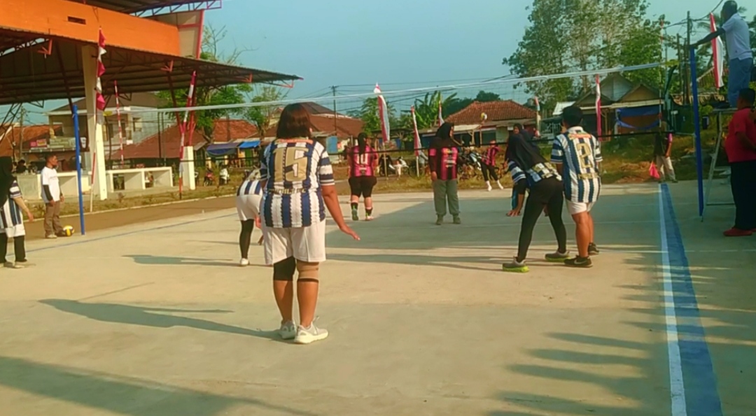 Peserta turnamen bola voli antar dusun Desa Cilimus bertanding dalam rangka memeriahkan HUT ke-81 Kemerdekaan Republik Indonesia di Kabupaten Kuningan.