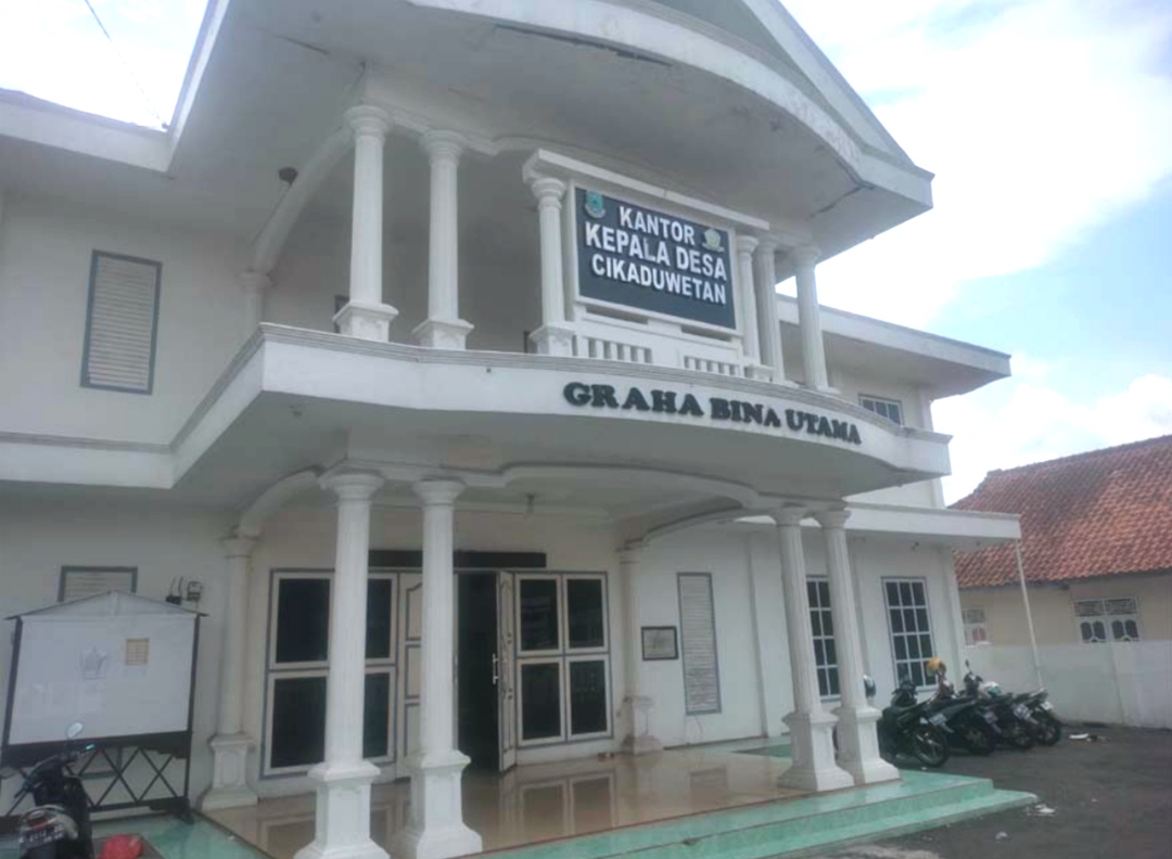 Kepala Desa Cikaduwetan Riki Yakub bersama perangkat desa saat memberikan pelayanan kepada masyarakat di Desa Cikaduwetan, Kecamatan Luragung.