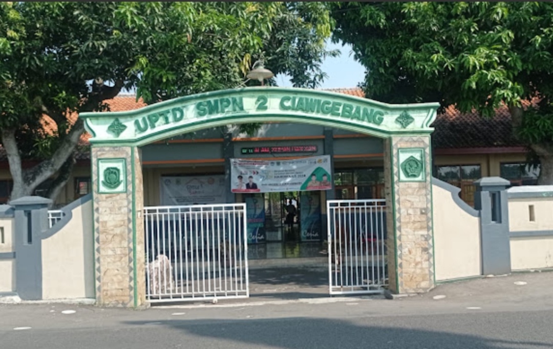 Kepala SMPN 2 Ciawigebang Hj. Kusnanti bersama guru dan siswa dalam kegiatan pendidikan untuk mencetak generasi unggul dan berkarakter.